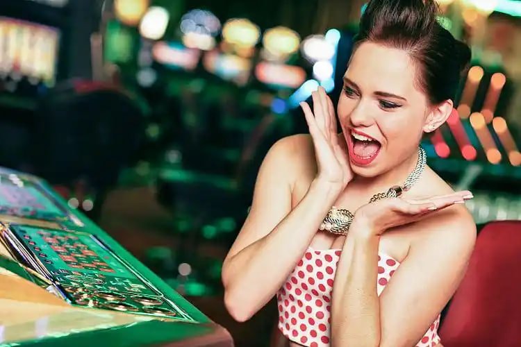 Antarmuka permainan poker di platform rnb69 menampilkan meja virtual dengan pemain dan dealer